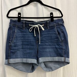 Torrid 3.5'' Weekend Mid-Rise Short Size 1